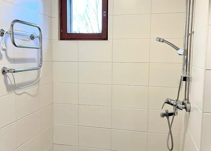 Bright & Spacious Retreat Near Santa Claus Village -free Parking *